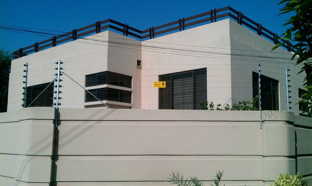 Electronic fencing installation